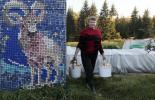 Cette femme russe a modernisé sa maison... Avec 30 000 capsules de bouteilles
