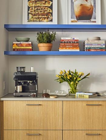 café-bar avec machine à expresso et livres de cuisine sur les étagères