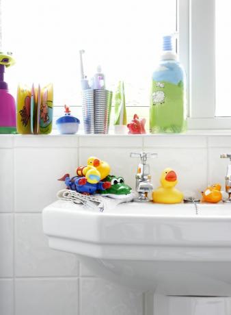 salle de bain avec articles de toilette et accessoires