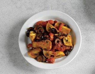 salade de champignons et d'olives dans un bol blanc