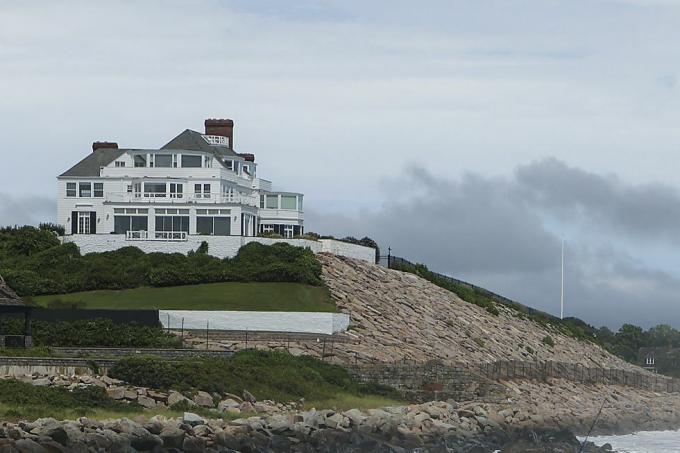 vers l'ouest, le 22 août, un homme pêche au phare de Watch Hill le bar rayé avec la maison de Taylor Swift en arrière-plan pendant l'œil de la tempête tropicale Henri à l'ouest, Ri le 22 août 2021 photo de Matthew J Leethe Boston Globe via Getty images