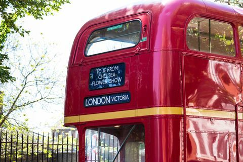 Red London Bus emmenant les gens à Chelsea Flower Show, Londres, Royaume-Uni