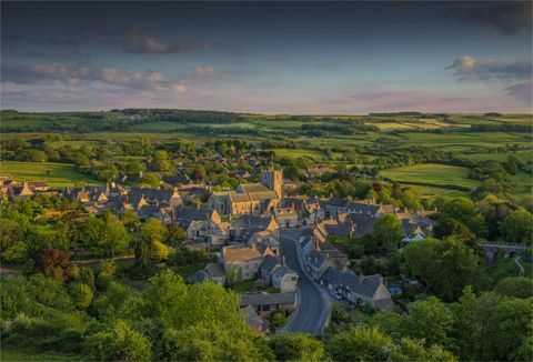 Un aperçu du magnifique petit village de Corfe sur l'île de Purbeck dans la chaude lumière du soir. Dorset en Angleterre.