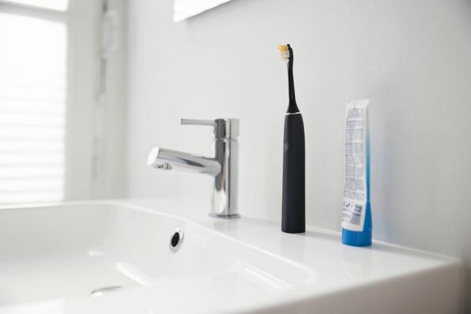 brosse à dents électrique dans une salle de bain