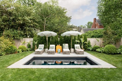 bain à remous avec chaises longues