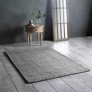 Tapis en jute texturé Mikaela en argent et gris