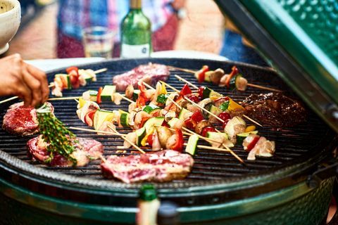 aliments frais et sains grillés au barbecue, cuisson de la viande avec des légumes méditerranéens en cubes, grésillement, tentation, fête
